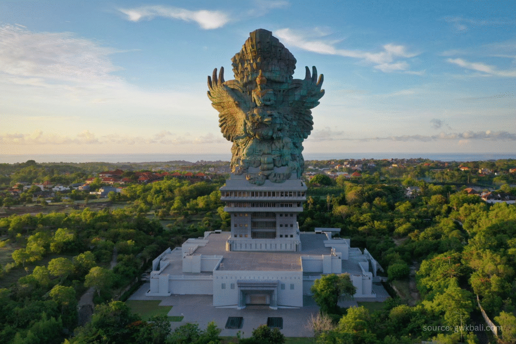 Promo Tiket GWK Bali 2026: Diskon Rp30.000 dengan Kode “GWKXAAA” Patung Garuda Wisnu Kencana (GWK) di Bali saat senja atau malam hari dengan lampu berwarna-warni