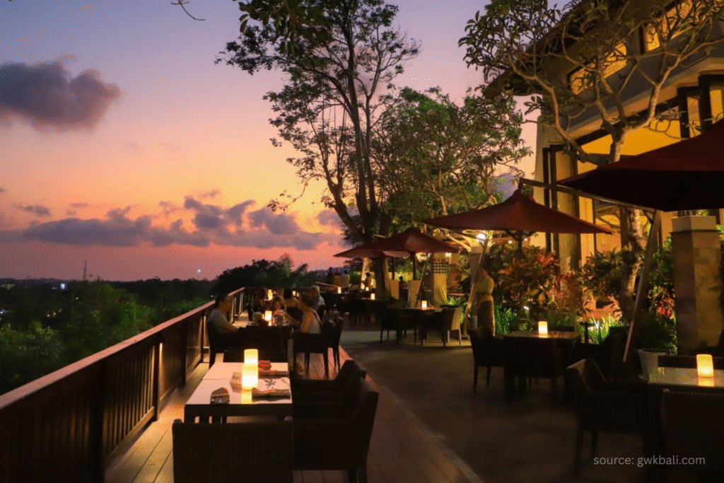 Suasana Jendela Bali Resto dengan pemandangan patung GWK dan sunset di kejauhan