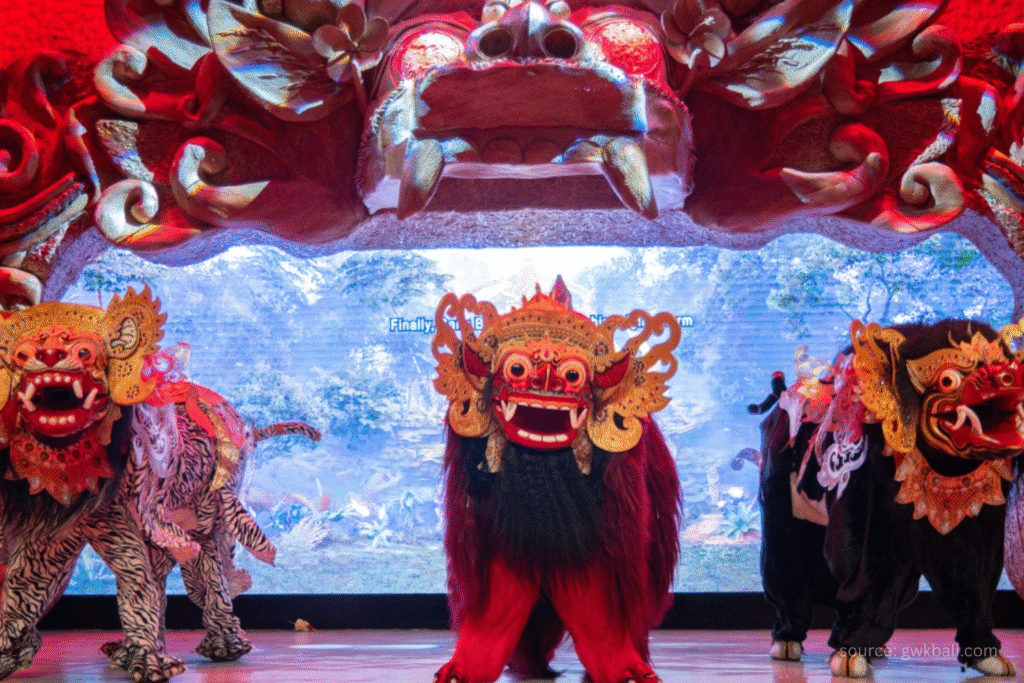 Suasana pertunjukan Baraong Show di amfiteater GWK Bali pada malam hari dengan latar belakang patung GWK